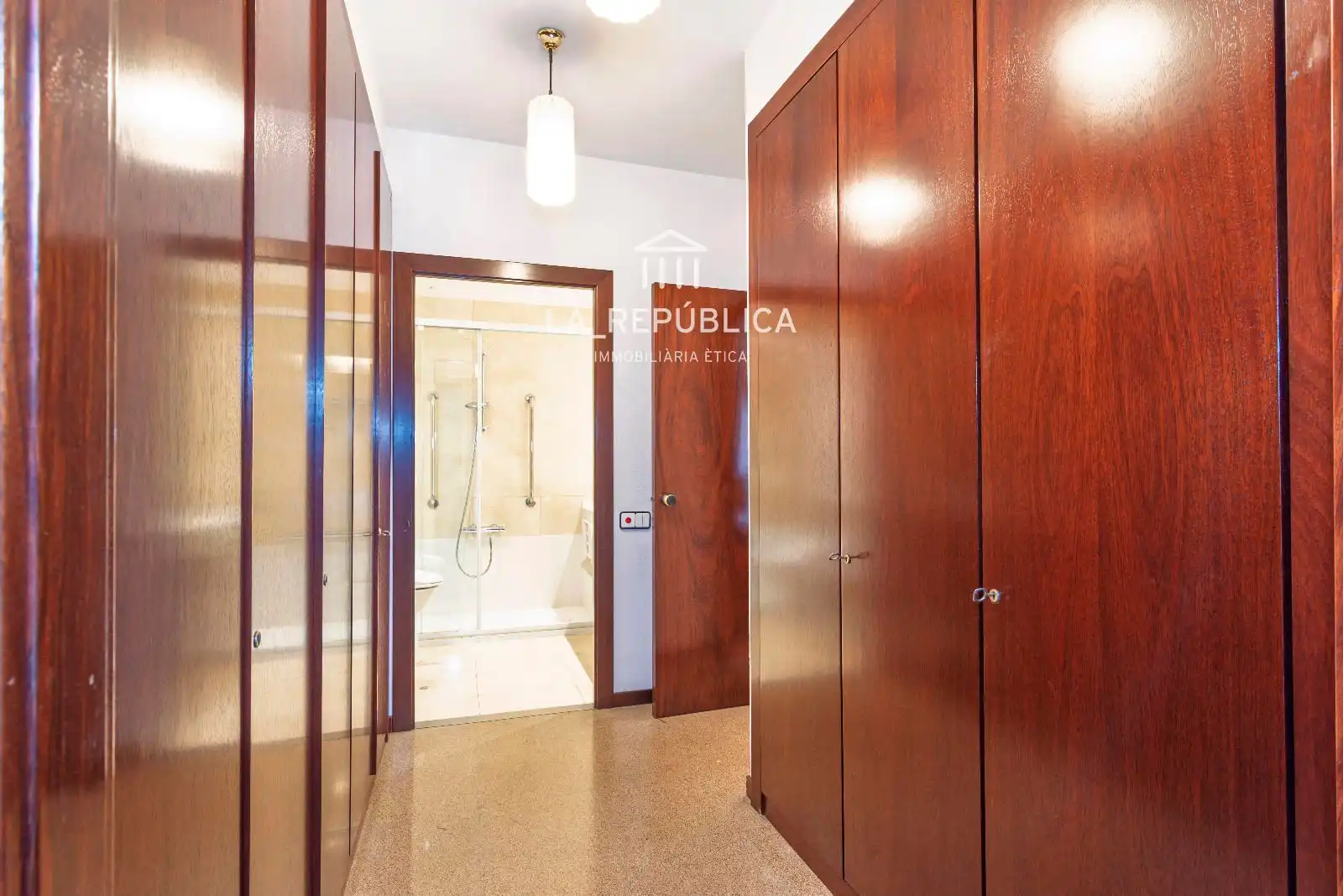 Piso en venta en Barcelona con Calefacción, Terraza y Horno