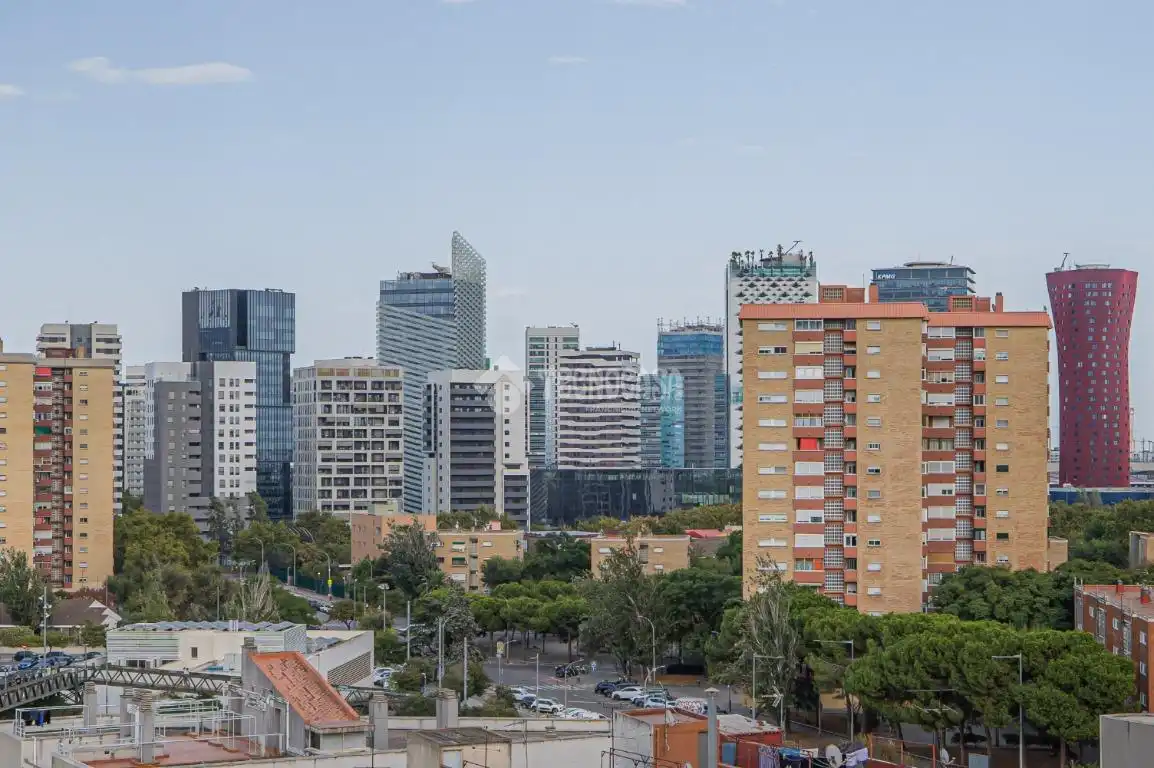 Vista exterior de Pis en venda en L'Hospitalet de Llobregat amb Balcó