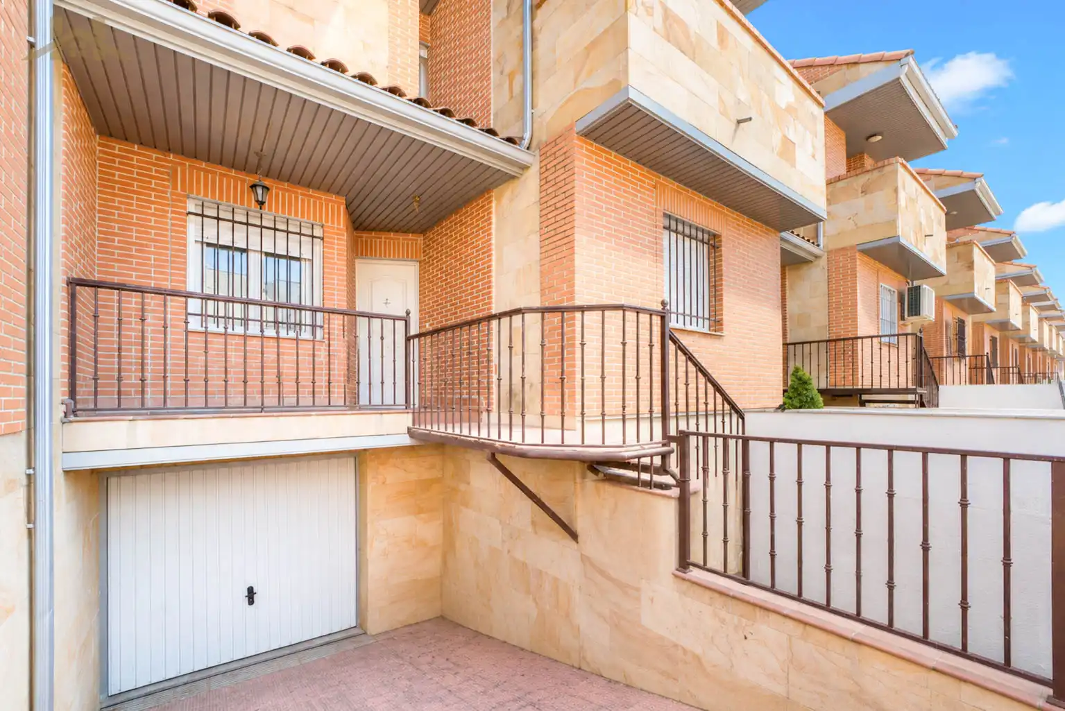 Vista exterior de Casa o xalet en venda en Illescas amb Aire condicionat, Calefacció i Jardí privat