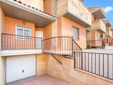 Detached house with balcony for sale in Calle Carmen Martín Gaite 301R