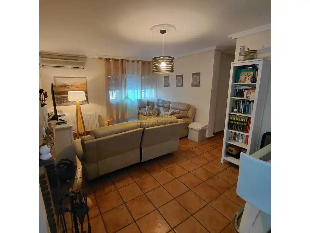 Sala d'estar de Casa o xalet en venda en Badajoz amb Aire condicionat, Jardí privat i Piscina
