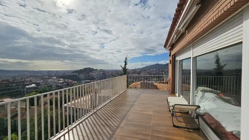 Terrassa de Casa o xalet en venda en Barcelona amb Aire condicionat, Calefacció i Jardí privat