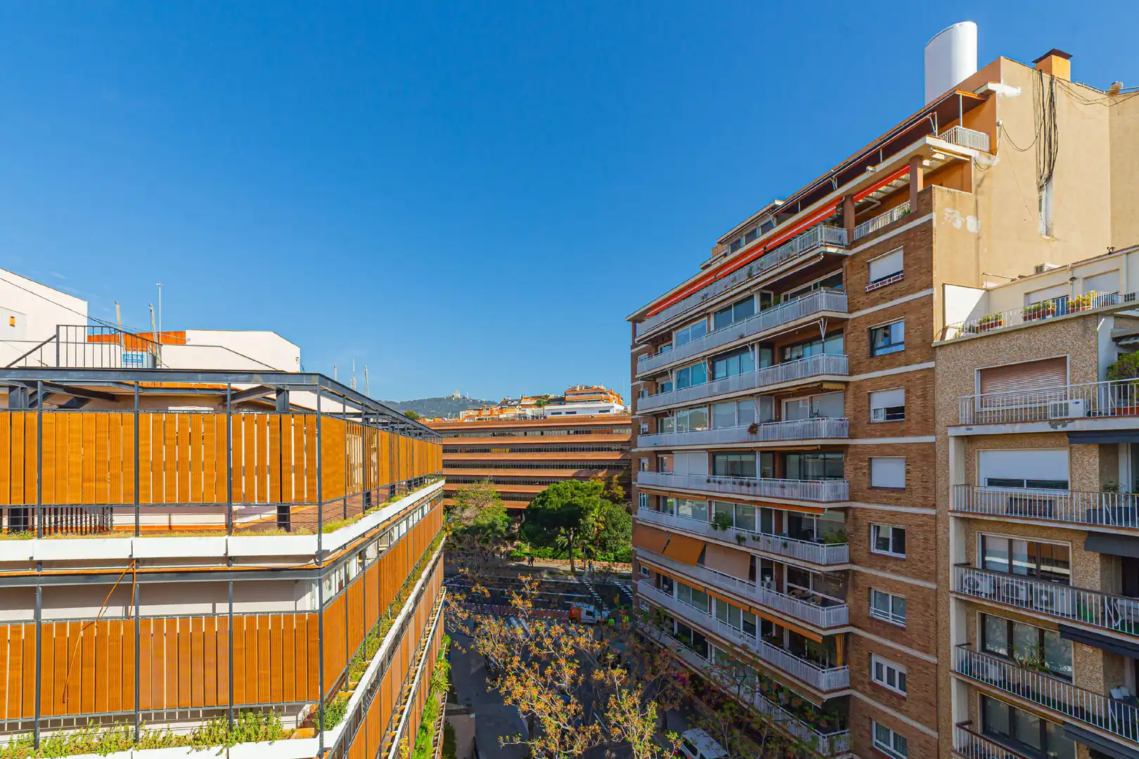 Vista exterior de Àtic en venda en Barcelona amb Aire condicionat, Calefacció i Parquet