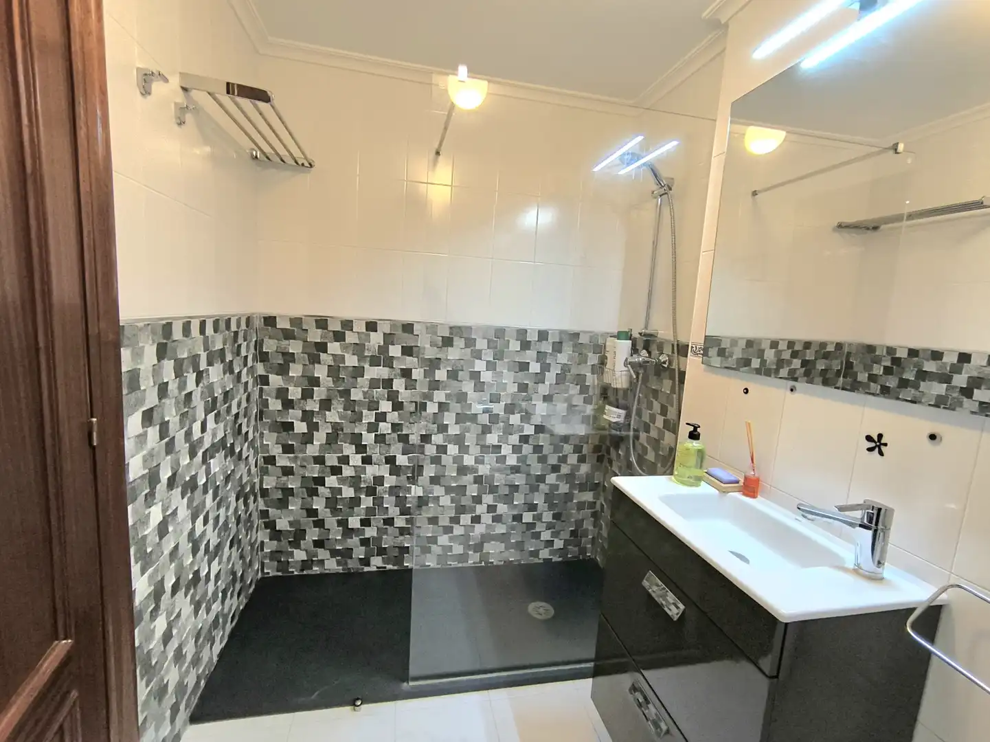 Bathroom of Flat for rent in Piélagos  with Heating, Private garden and Parquet flooring