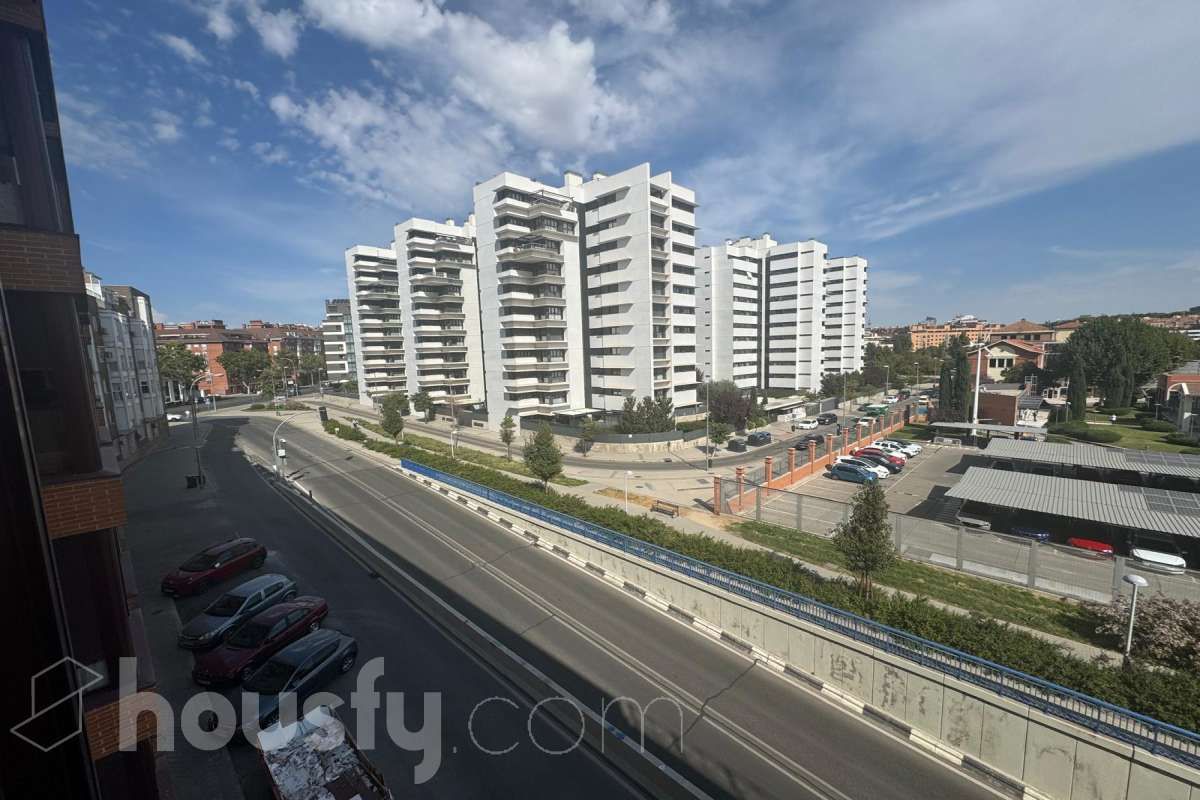 Vista exterior de Piso de alquiler en  Madrid Capital con Aire acondicionado, Calefacción y Balcón