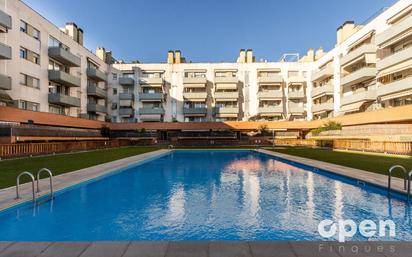 Piscina de Pis en venda en Terrassa amb Calefacció, Parquet i Terrassa