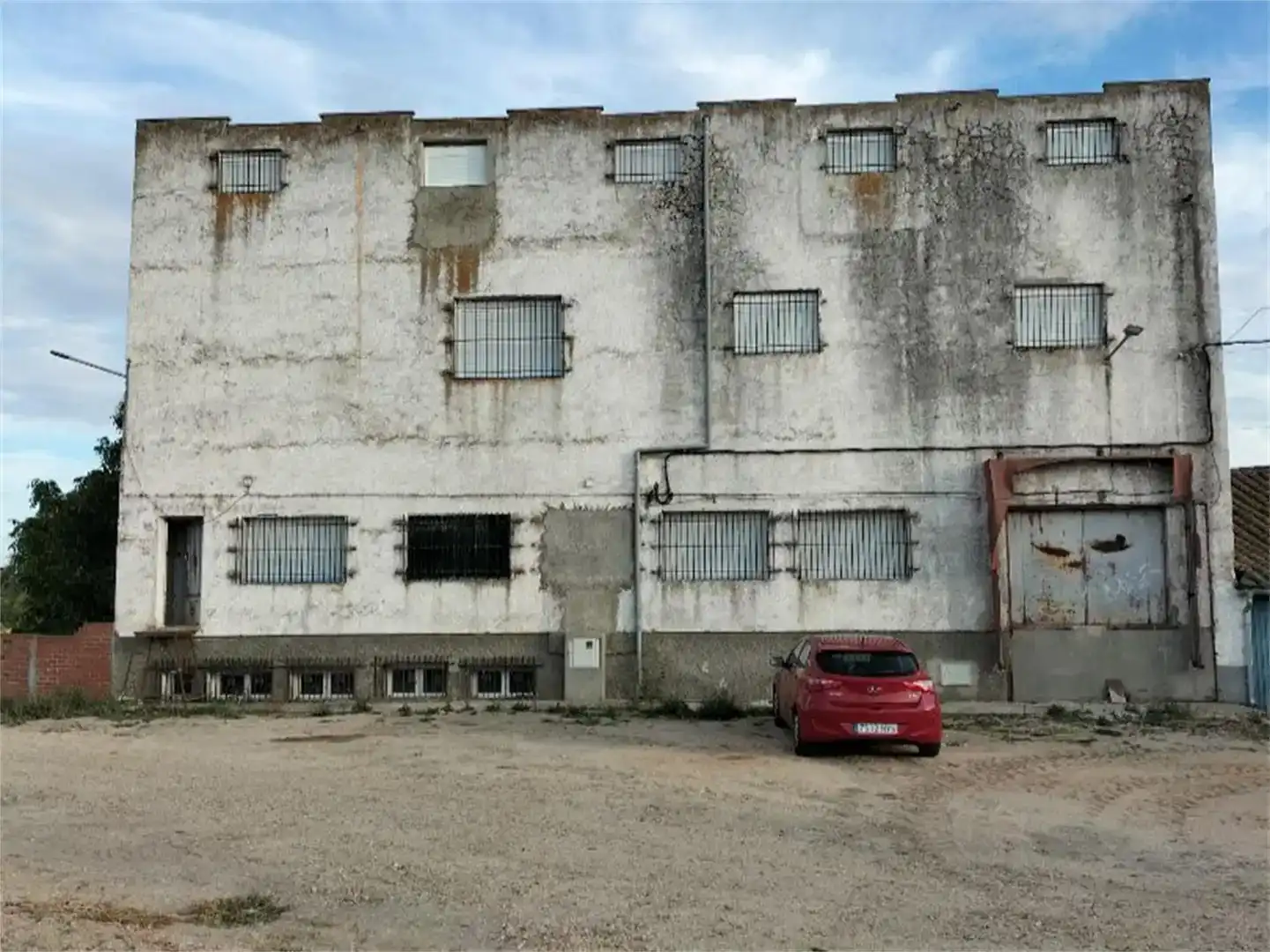 Außenansicht von Fabrikhallen zum Verkauf in Gajates, Salamanca