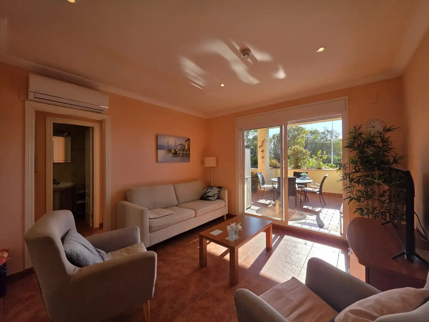 Wohnzimmer von Wohnungen zum Verkauf in La Línea de la Concepción mit Klimaanlage, Terrasse und Schwimmbad
