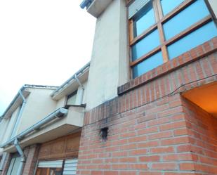 Vista exterior de Casa adosada en venda en Belorado amb Parquet, Terrassa i Traster