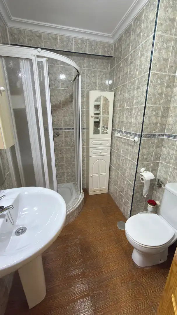 Baño de Piso de alquiler en Málaga con Aire acondicionado, Terraza y Horno