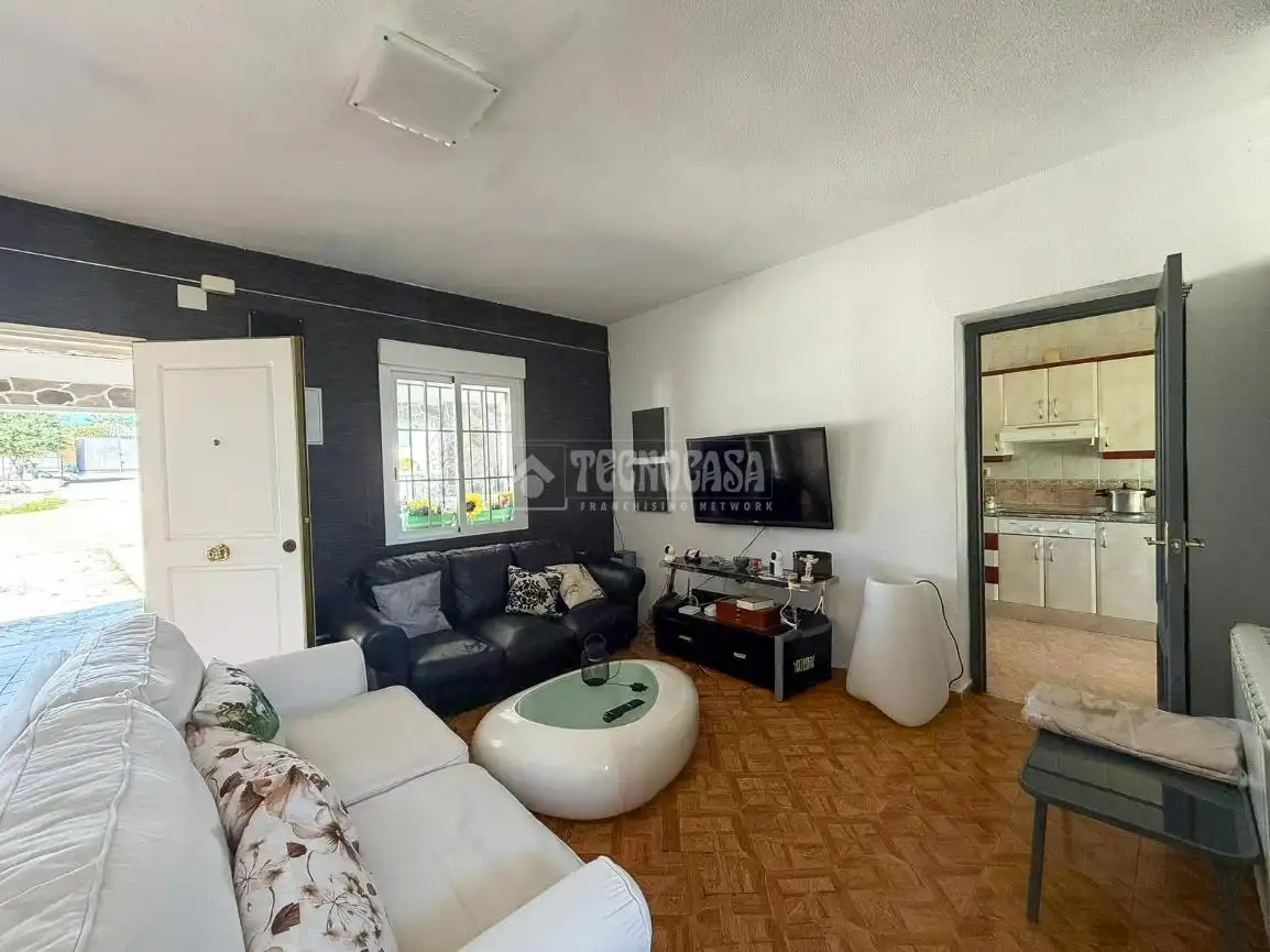 Sala d'estar de Casa o xalet en venda en Villa del Prado amb Aire condicionat i Piscina