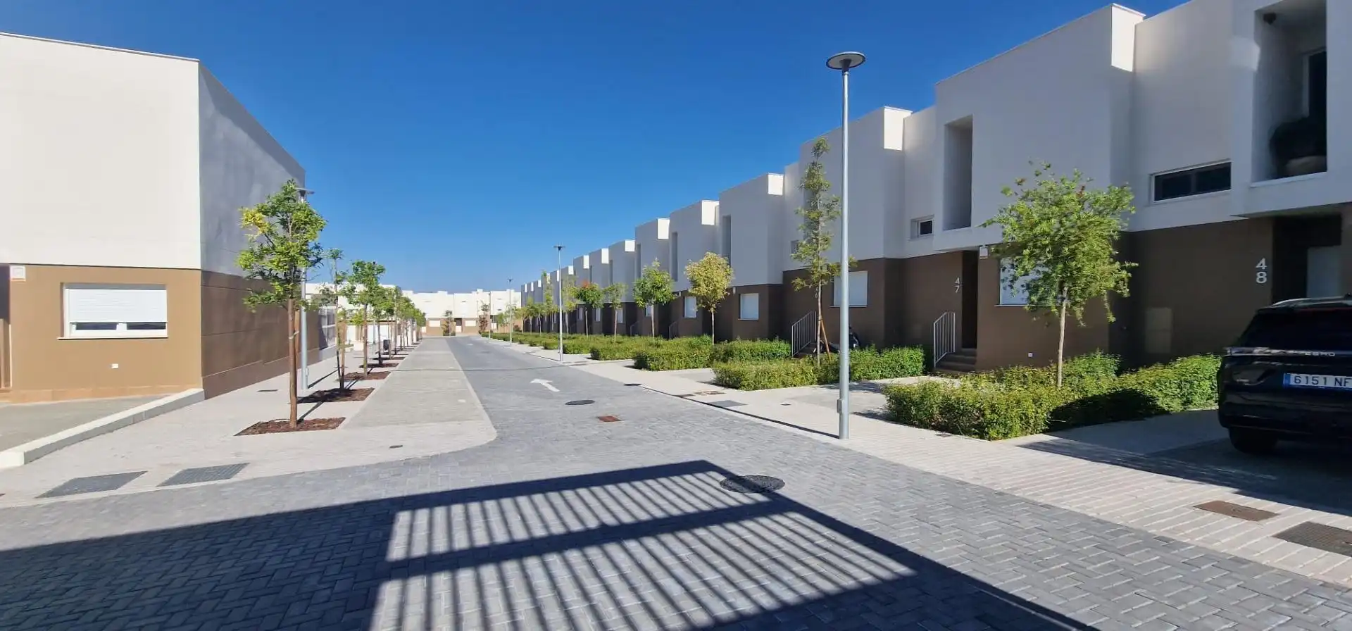 Außenansicht von Einfamilien-Reihenhaus zur Miete in Guillena mit Privatgarten, Balkon und Gemeinschaftspool