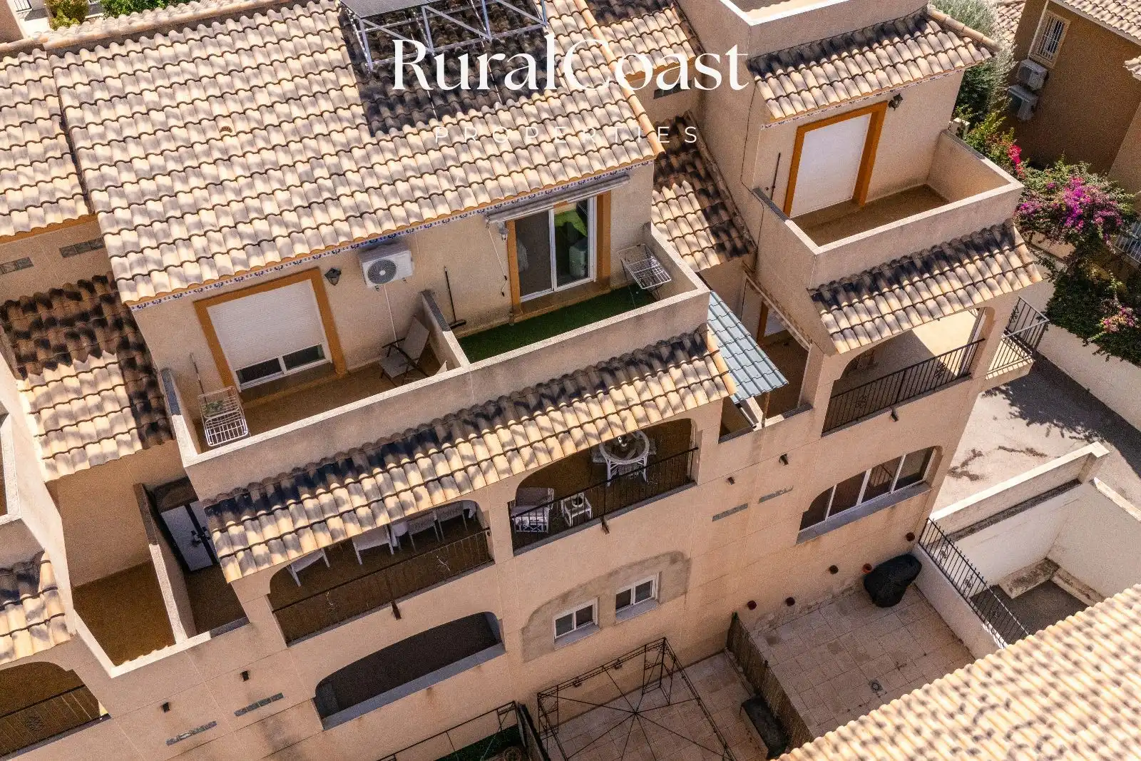 Vista exterior de Casa adosada en venda en Busot amb Jardí privat, Piscina i Piscina comunitària