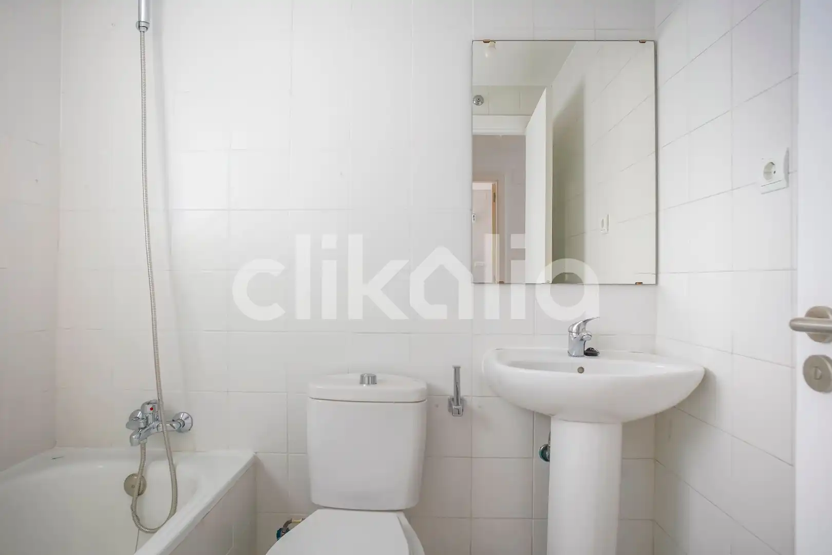Baño de Piso en venta en Madrid con Calefacción, Terraza y Trastero