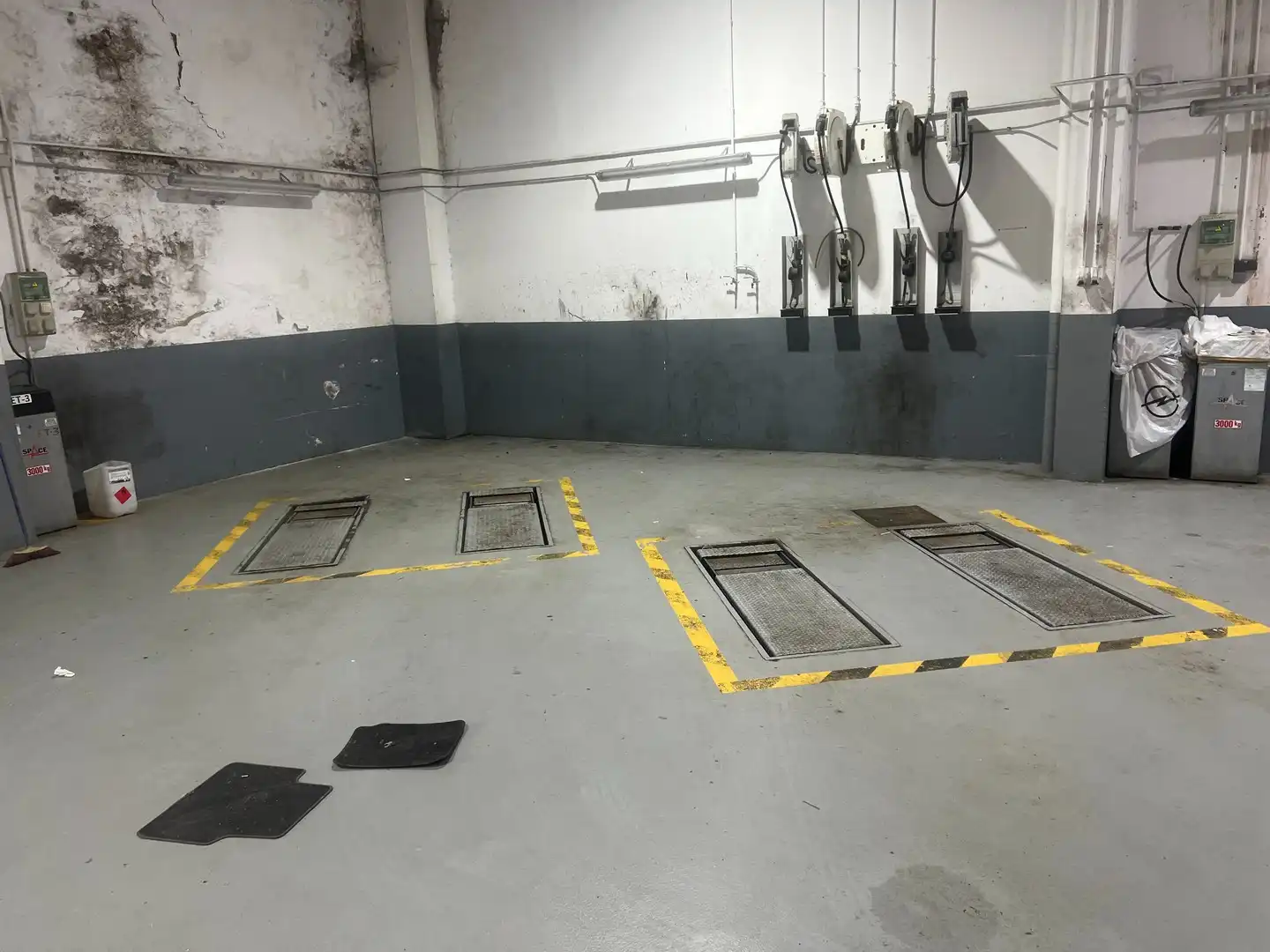 Parkplatz von Fabrikhallen zur Miete in Narón mit Alarm