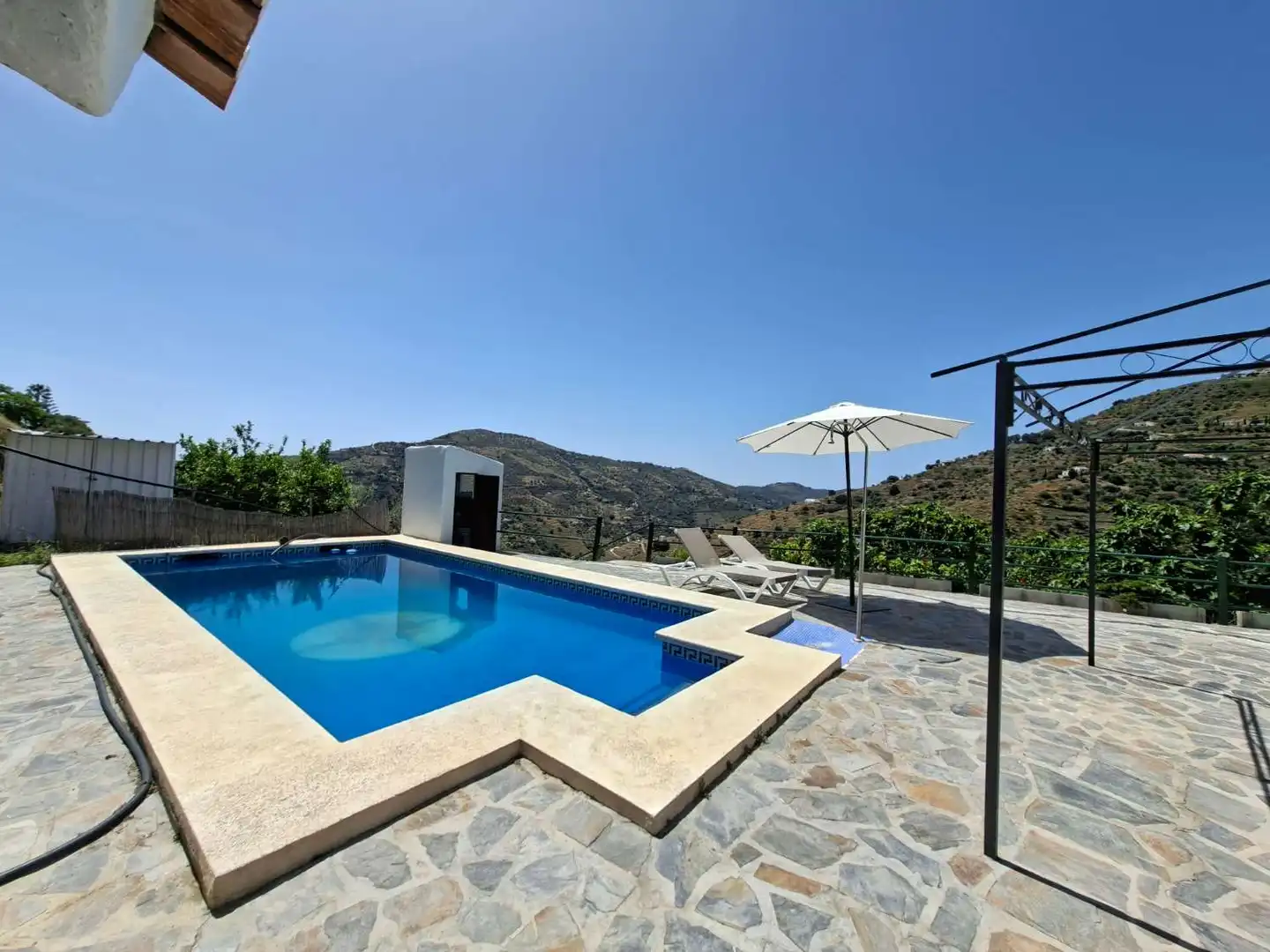 Country house with pool for sale in Cómpeta