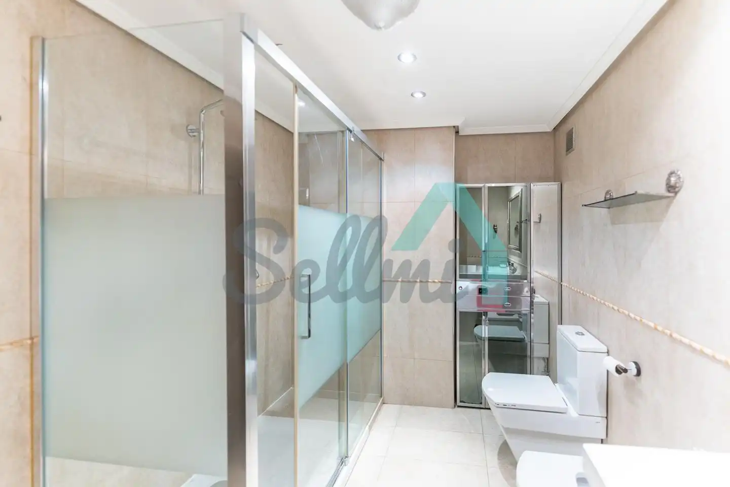 Bathroom of Flat for sale in Oviedo   with Heating, Parquet flooring and Terrace