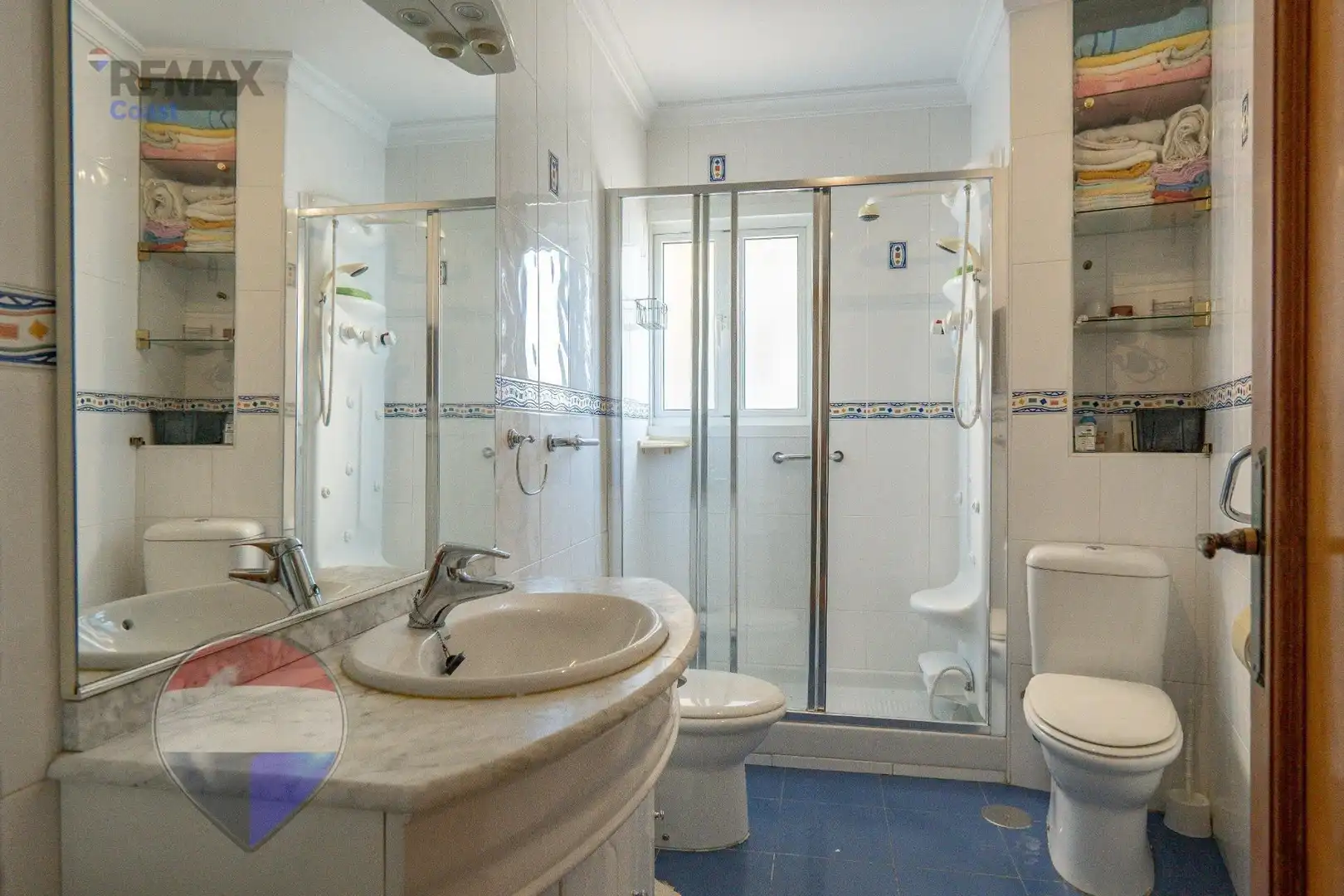 Baño de Piso en venta en Torremolinos con Aire acondicionado, Terraza y Piscina comunitaria