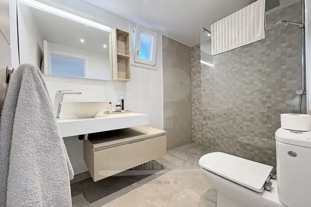 Badezimmer von Wohnungen zum Verkauf in Santanyí mit Klimaanlage, Privatgarten und Terrasse