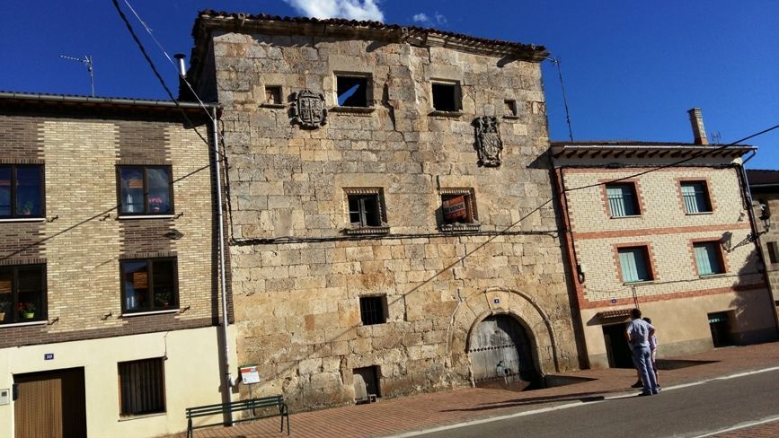 Vista exterior de Finca rústica en venda en Castil de Peones amb Traster