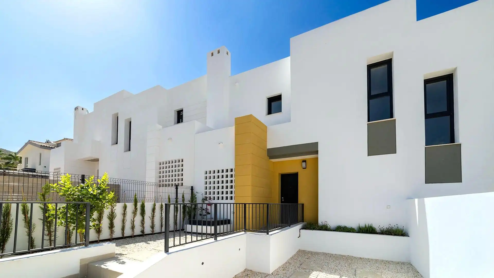 Außenansicht von Einfamilien-Reihenhaus zum Verkauf in Busot mit Privatgarten, Terrasse und Gemeinschaftspool