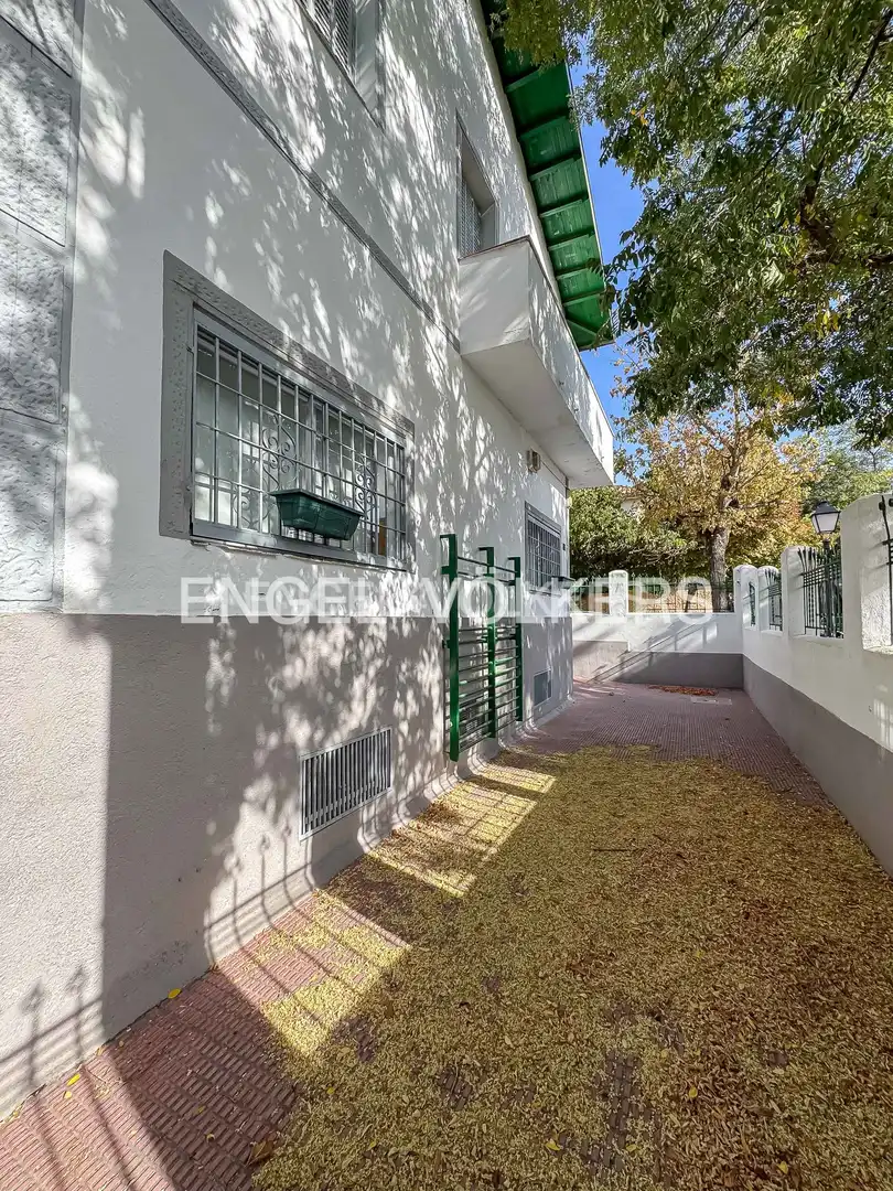 Vista exterior de Casa o xalet en venda en Madrid amb Calefacció, Jardí privat i Balcó