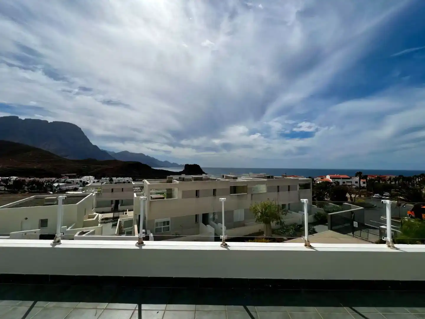 Vista exterior de Casa adosada en venda en Agaete amb Piscina i Balcó