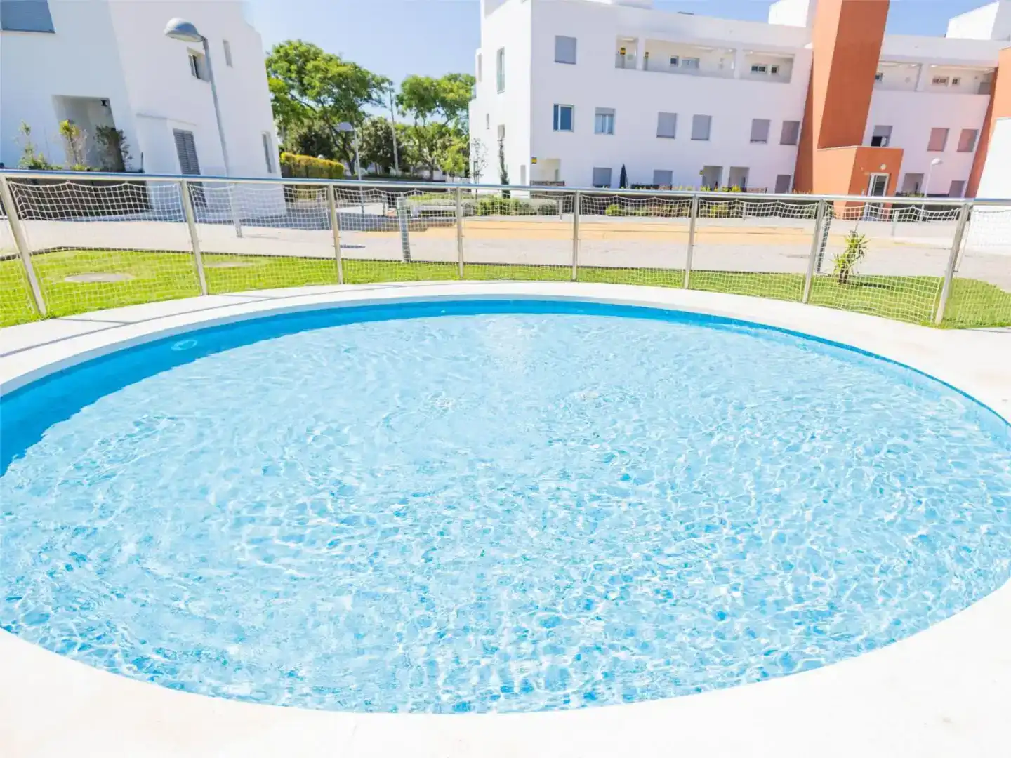 Schwimmbecken von Wohnungen zur Miete in Chipiona mit Klimaanlage, Privatgarten und Schwimmbad
