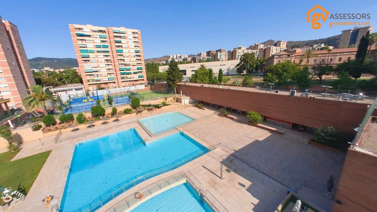 Piscina de Pis en venda en  Barcelona Capital amb Calefacció, Parquet i Forn