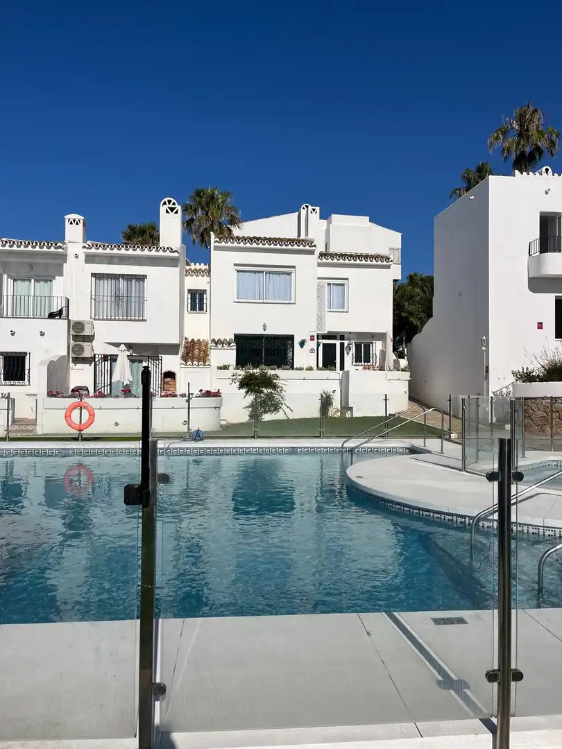 Piscina de Casa adosada en venda en Mijas amb Aire condicionat, Calefacció i Terrassa