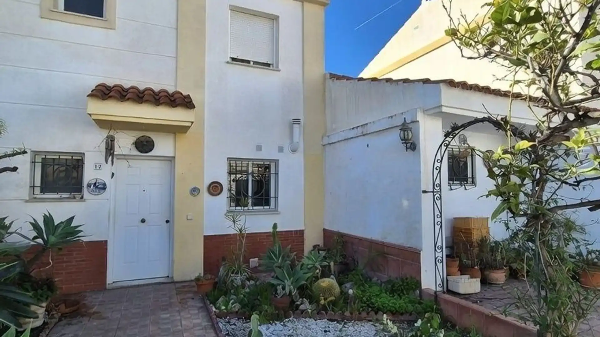 Exterior view of Single-family semi-detached for sale in Vélez-Málaga  with Terrace, Storage room and Swimming Pool