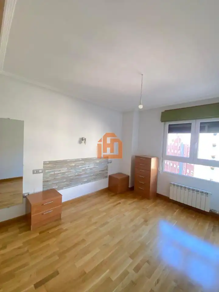 Schlafzimmer von Wohnungen zur Miete in León Capital  mit Heizung, Parkett und Terrasse