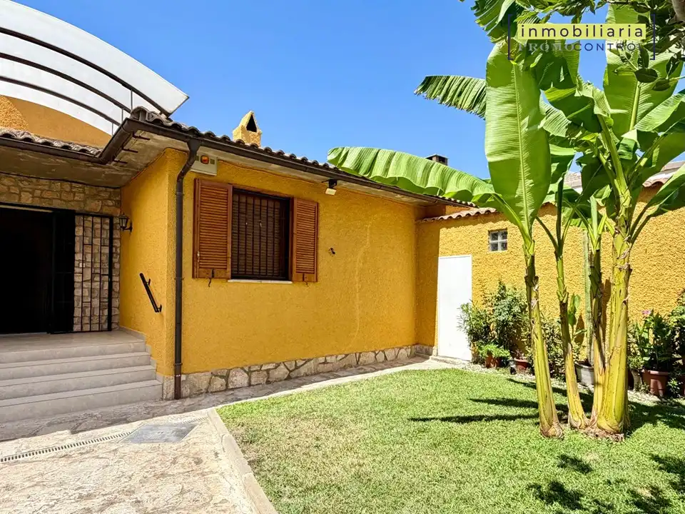 Vista exterior de Casa o xalet en venda en Zuera amb Aire condicionat, Calefacció i Jardí privat