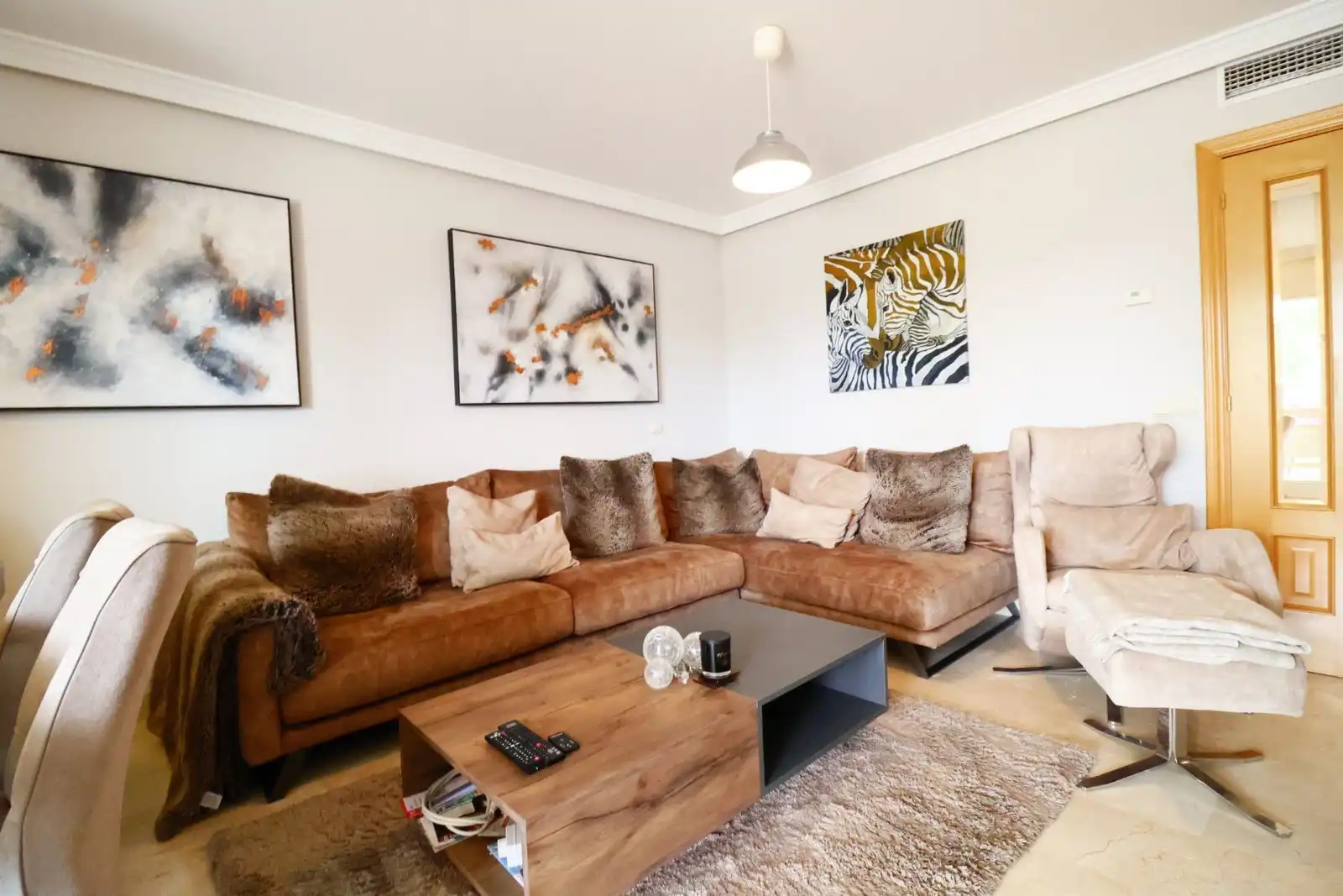 Sala d'estar de Apartament en venda en Estepona amb Aire condicionat, Terrassa i Traster