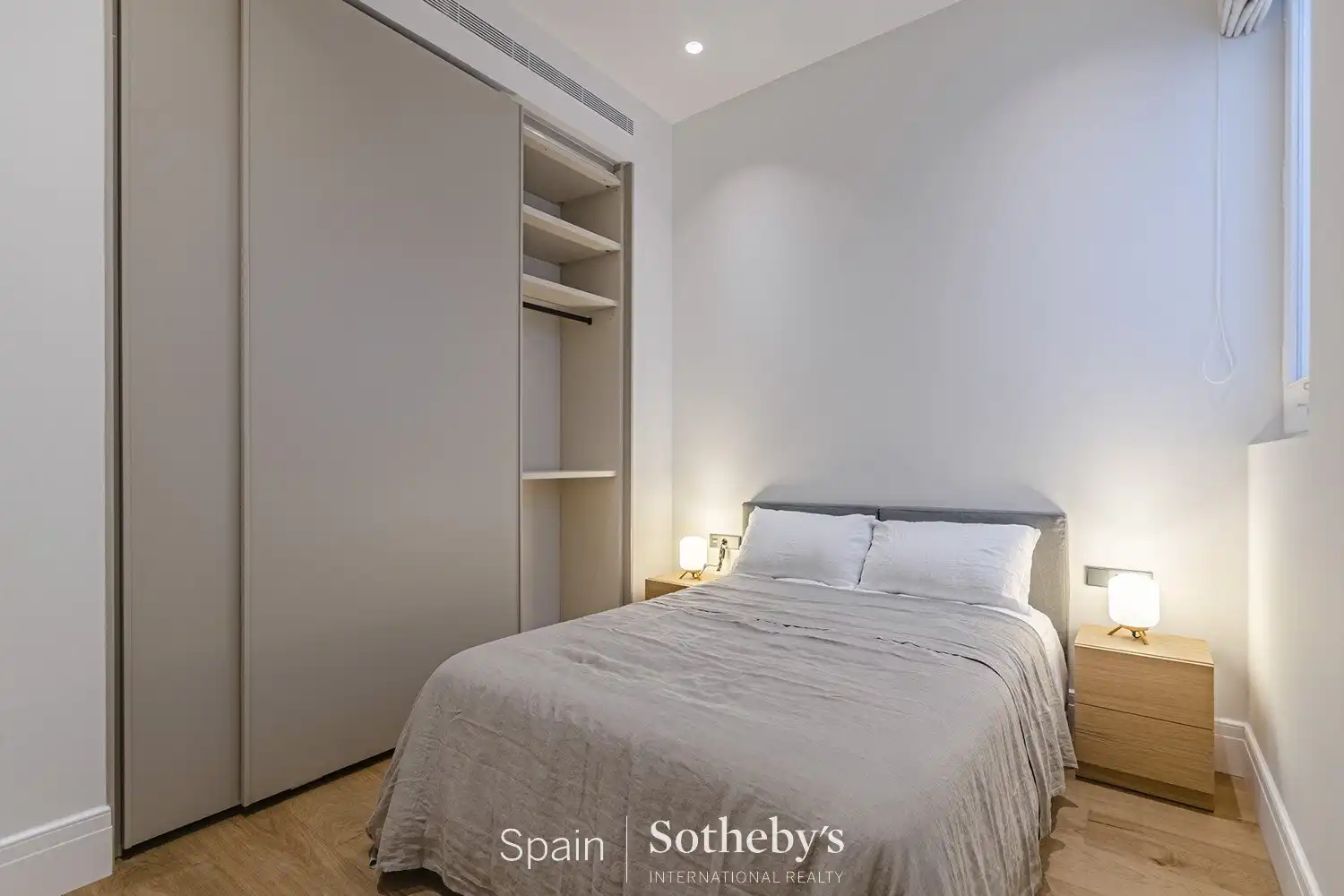 Schlafzimmer von Wohnungen zum Verkauf in Barcelona mit Klimaanlage und Heizung