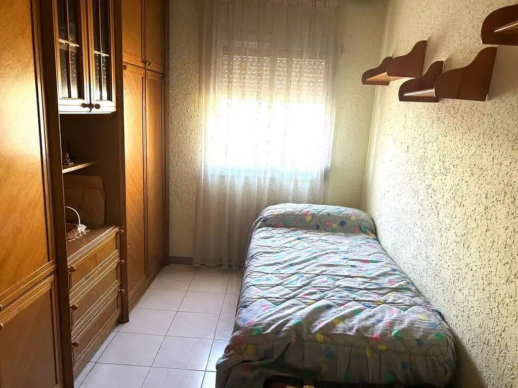 Dormitori de Apartament en venda en Zaragoza amb Forn i Rentadora