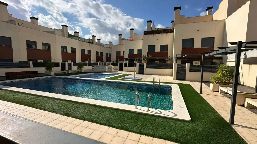 Piscina de Casa adosada en venta en Castellón de la Plana / Castelló de la Plana con Aire acondicionado, Calefacción y Parquet