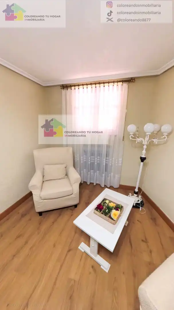 Sala d'estar de Casa o xalet en venda en La Pola de Gordón  amb Calefacció, Jardí privat i Parquet