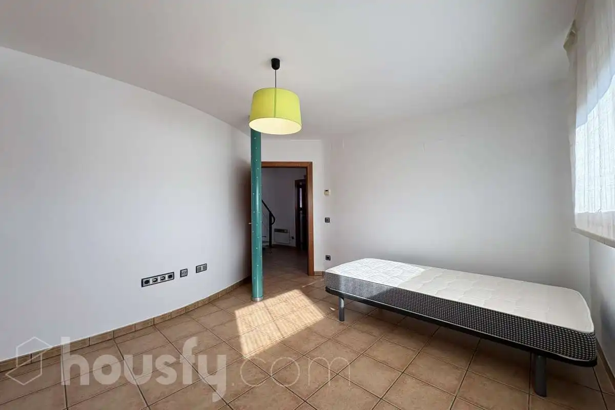 Habitación de Casa o chalet en venta en Sant Julià de Ramis con Calefacción, Jardín privado y Terraza