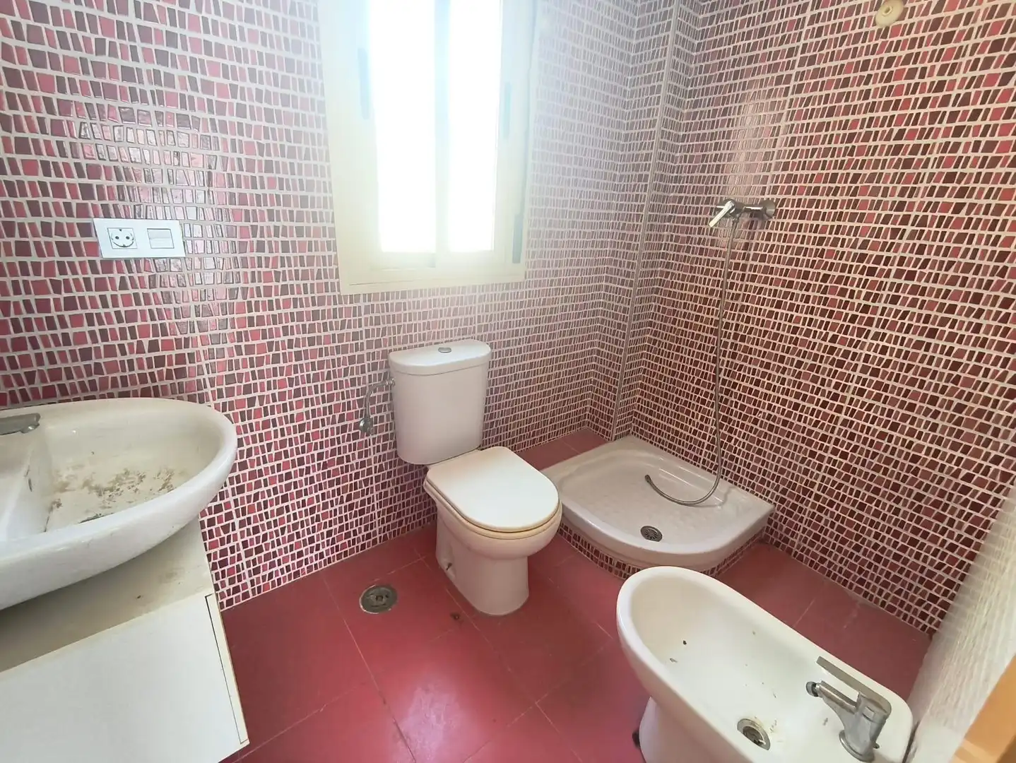 Badezimmer von Dachboden zum Verkauf in Pulianas mit Terrasse und Balkon