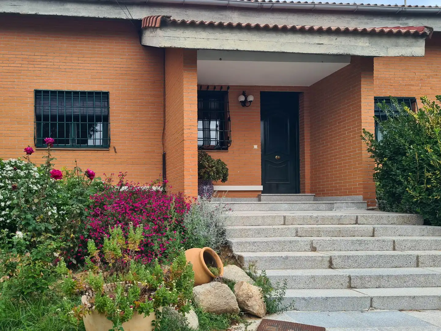 Vista exterior de Casa o chalet en venta en El Casar con Terraza, Trastero y Piscina