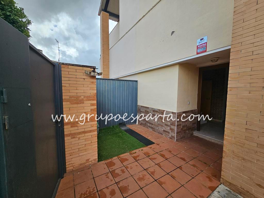 Vista exterior de Casa adosada en venda en Espartinas amb Aire condicionat, Jardí privat i Terrassa