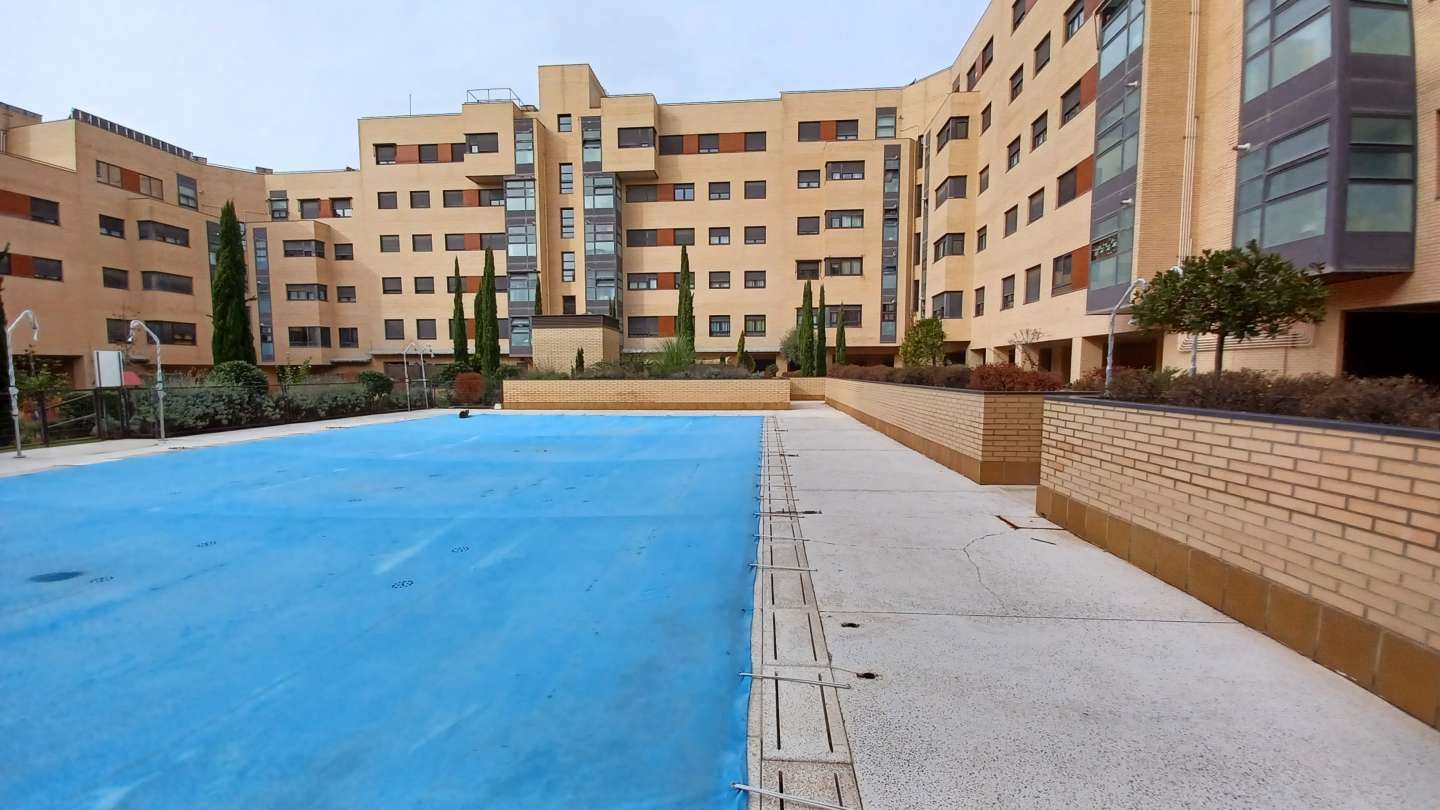 Swimming pool of Flat to rent in  Madrid Capital  with Air Conditioner, Heating and Private garden