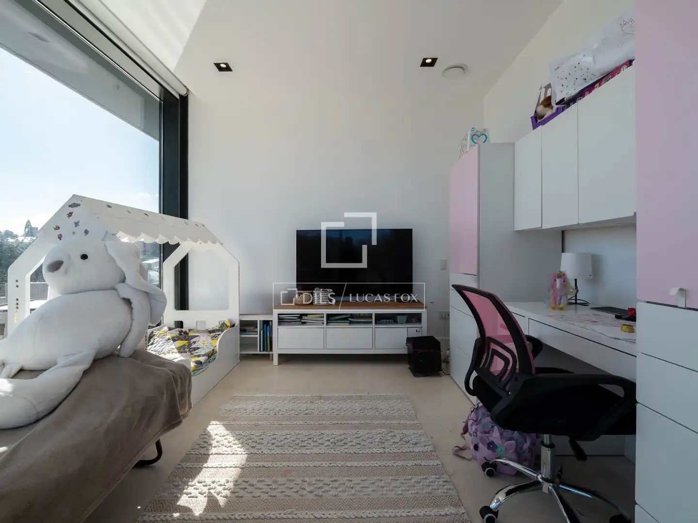 Sala d'estar de Casa o xalet en venda en Torrelodones amb Jardí privat, Terrassa i Traster