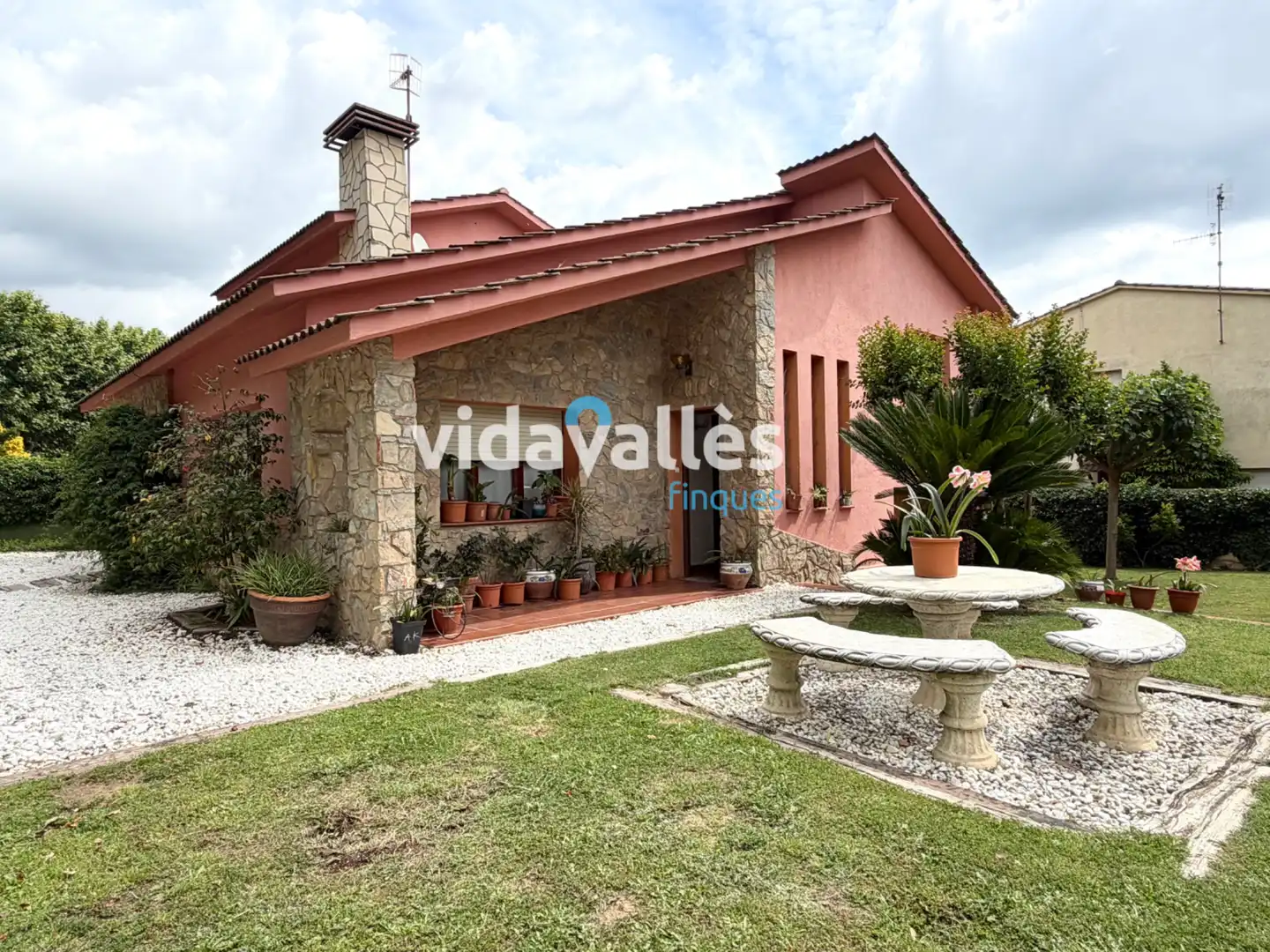 Casa amb terrassa en venda a Carrer Fluvià, imagen 3