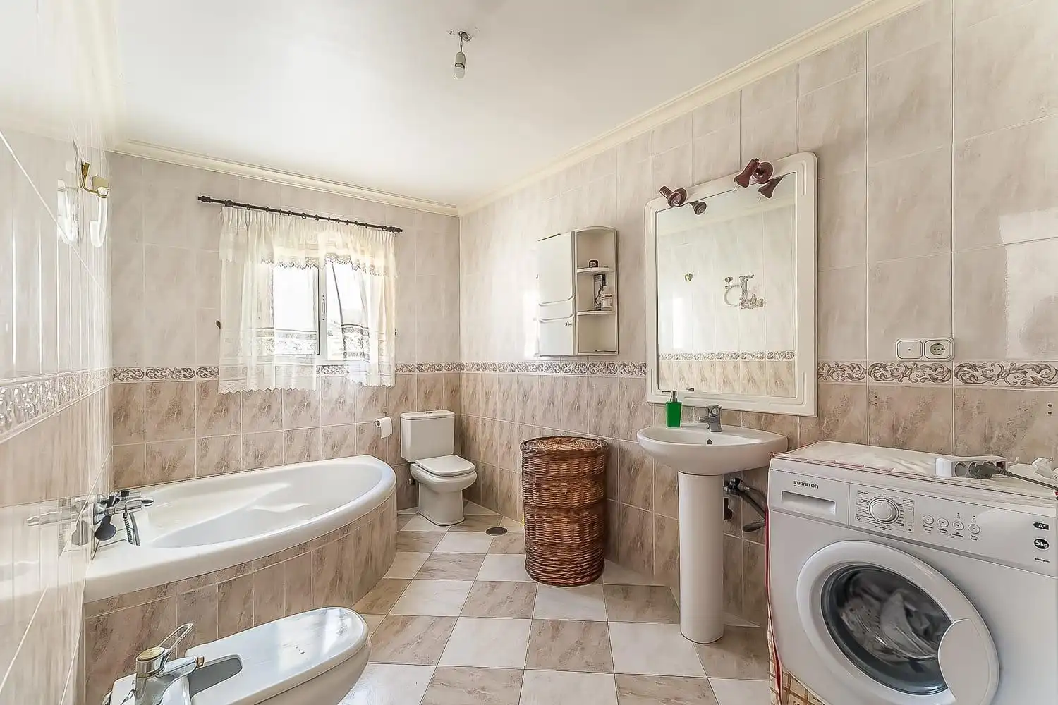 Bany de Casa o xalet en venda en Valle de Abdalajís amb Aire condicionat, Terrassa i Moblat
