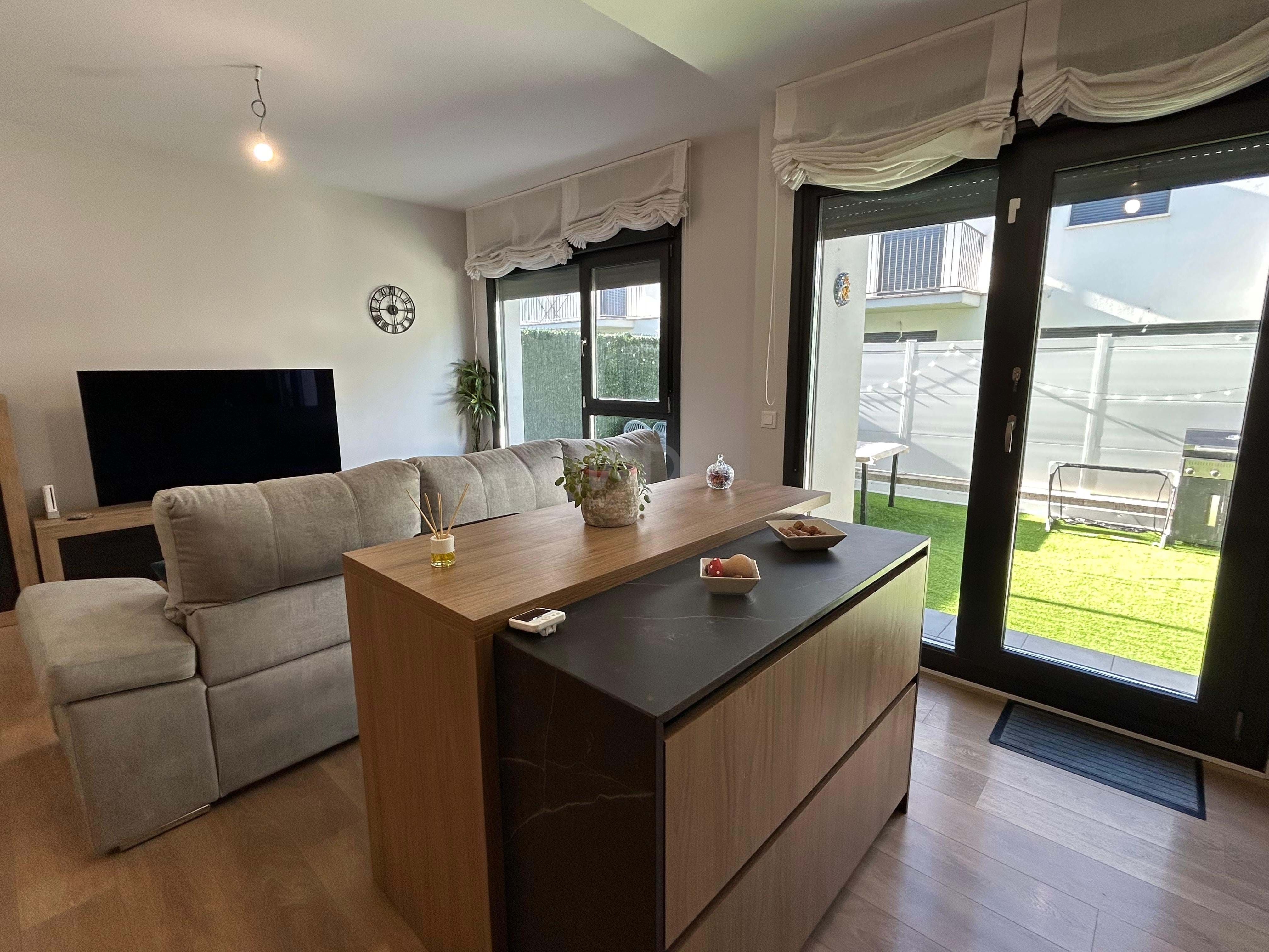 Sala d'estar de Casa adosada en venda en León Capital  amb Terrassa i Piscina