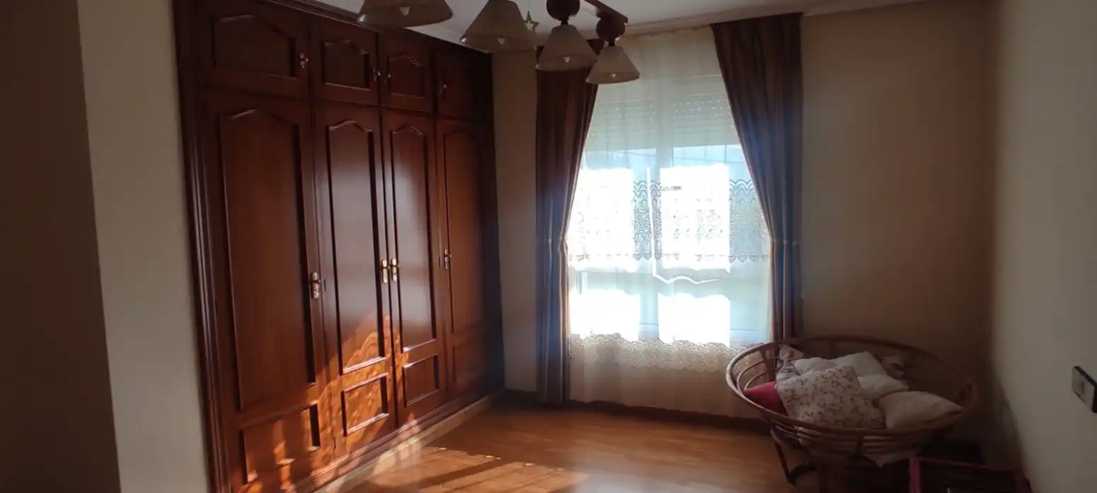 Dormitori de Casa o xalet en venda en Oviedo  amb Calefacció, Parquet i Terrassa