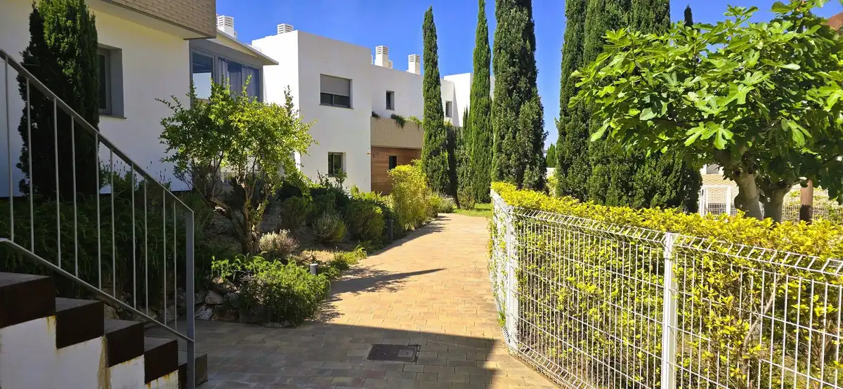 Vista exterior de Casa adosada en venta en Mijas con Aire acondicionado, Calefacción y Jardín privado