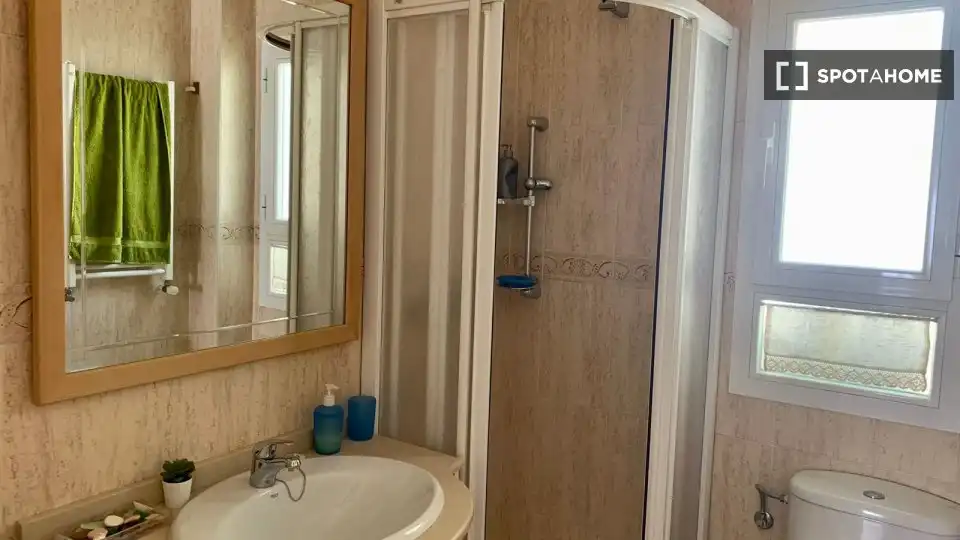 Bathroom of Flat for share in Madrid  with Air Conditioner, Heating and Terrace